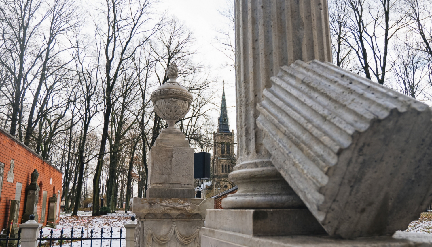 Restaurētie Vērmaņu ģimenes vēsturiskās kapu vietas pieminekļi