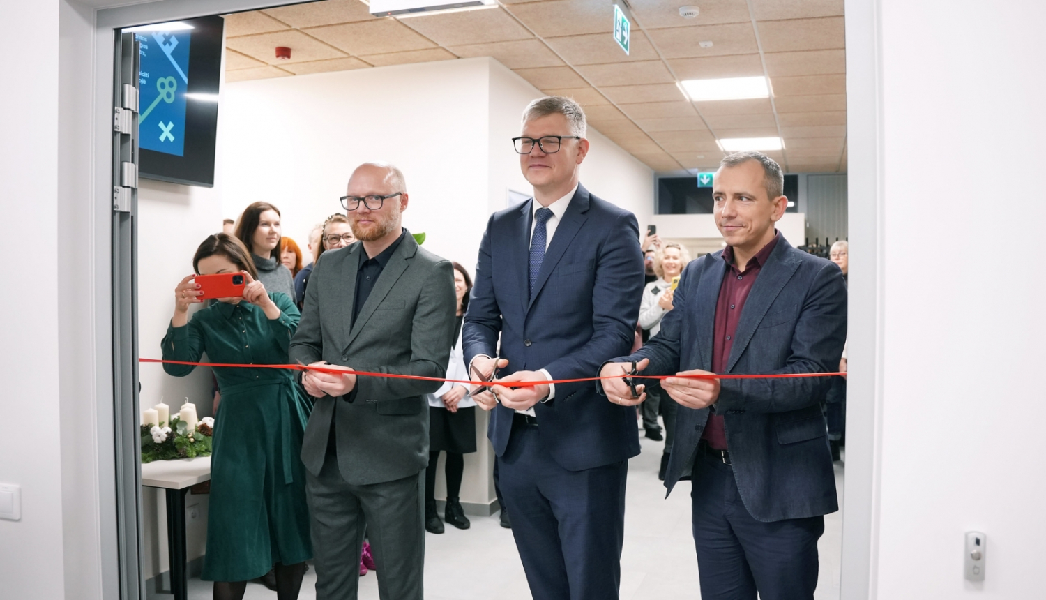 Vadītāji pārgriež sarkano lentu