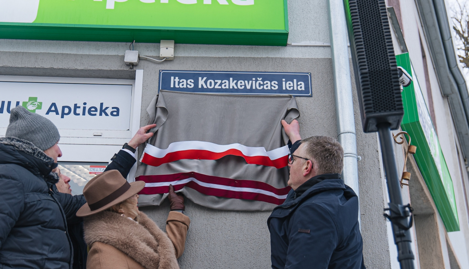 Atklāj Itas Kozakevičas piemiņas plāksni