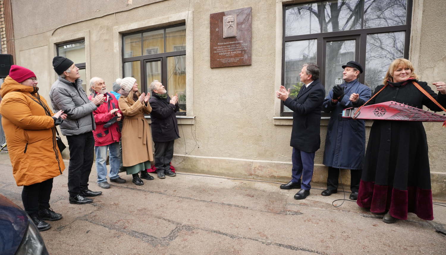Atklāj piemiņas plāksni
