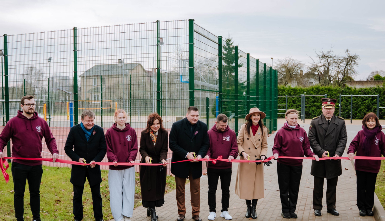 Atklāj Rīgas Dārzciema vidusskolas sporta laukumu