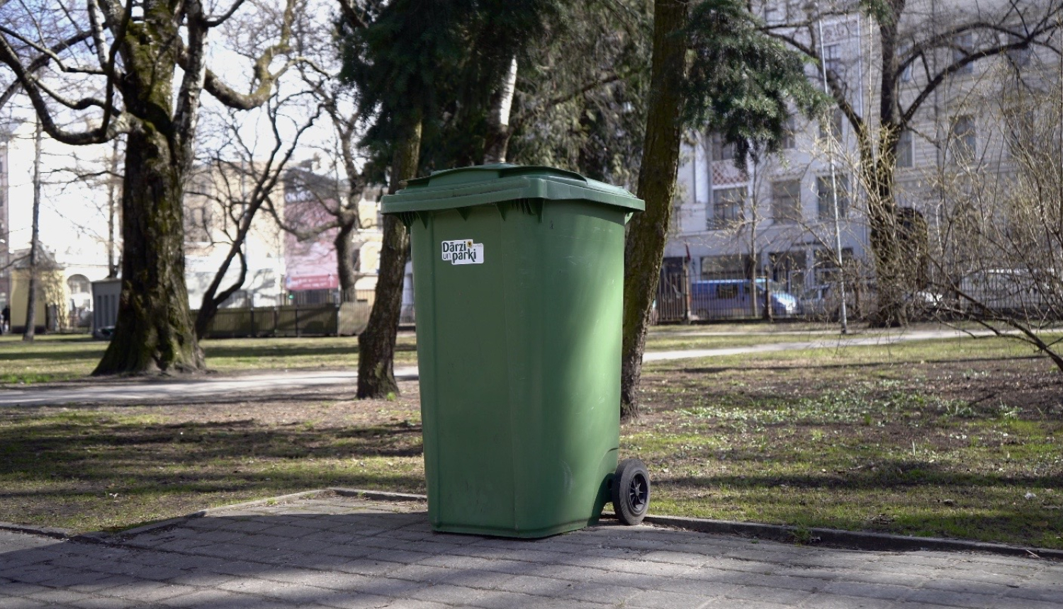 Atkritumu konteiners parkā