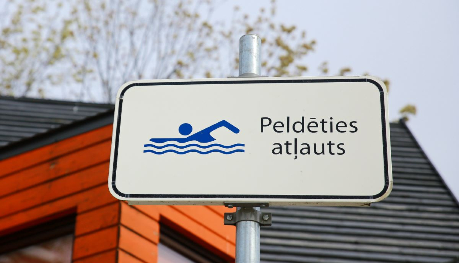 Uzraksts "Peldēties atļauts"