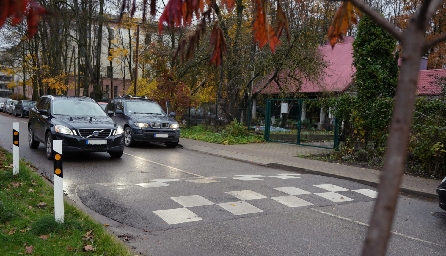 Automašīna brauc pāri ātrumvalnim