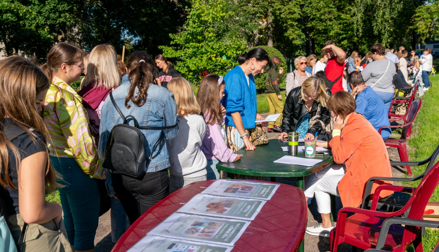 Cilvēki perakstās uz pulciņiem