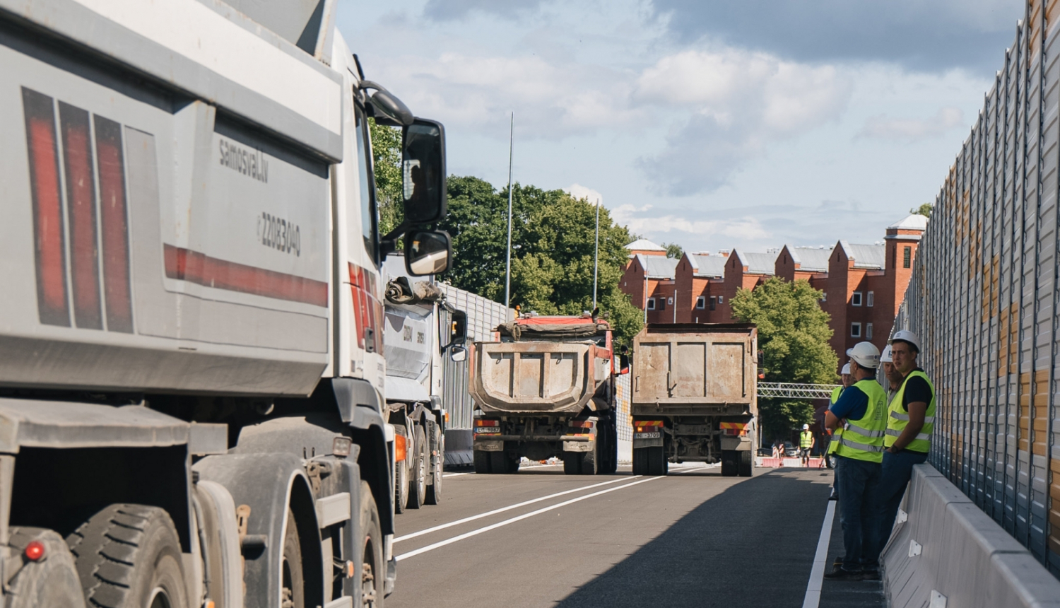 Smagās mašinas uz Austrumu maģistrāles