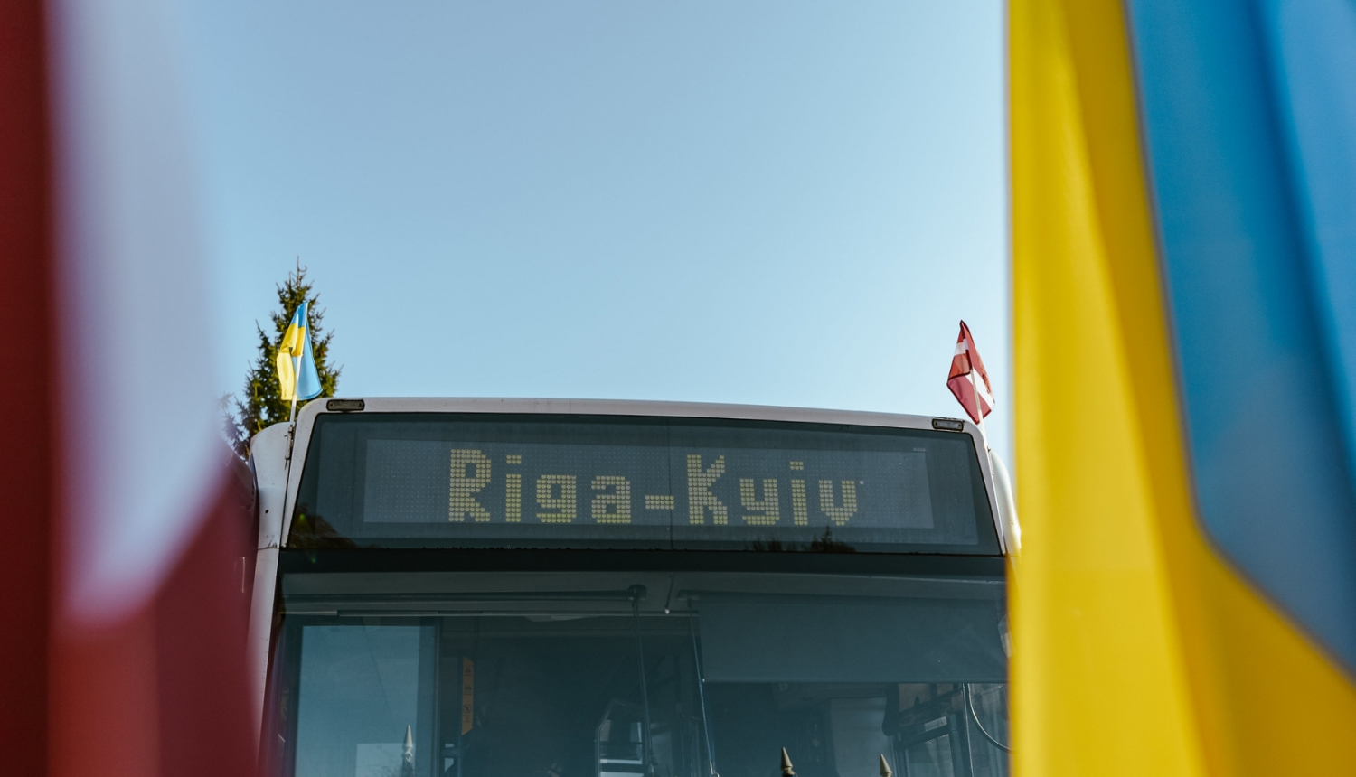 autobuss ar Ukrainas karogu