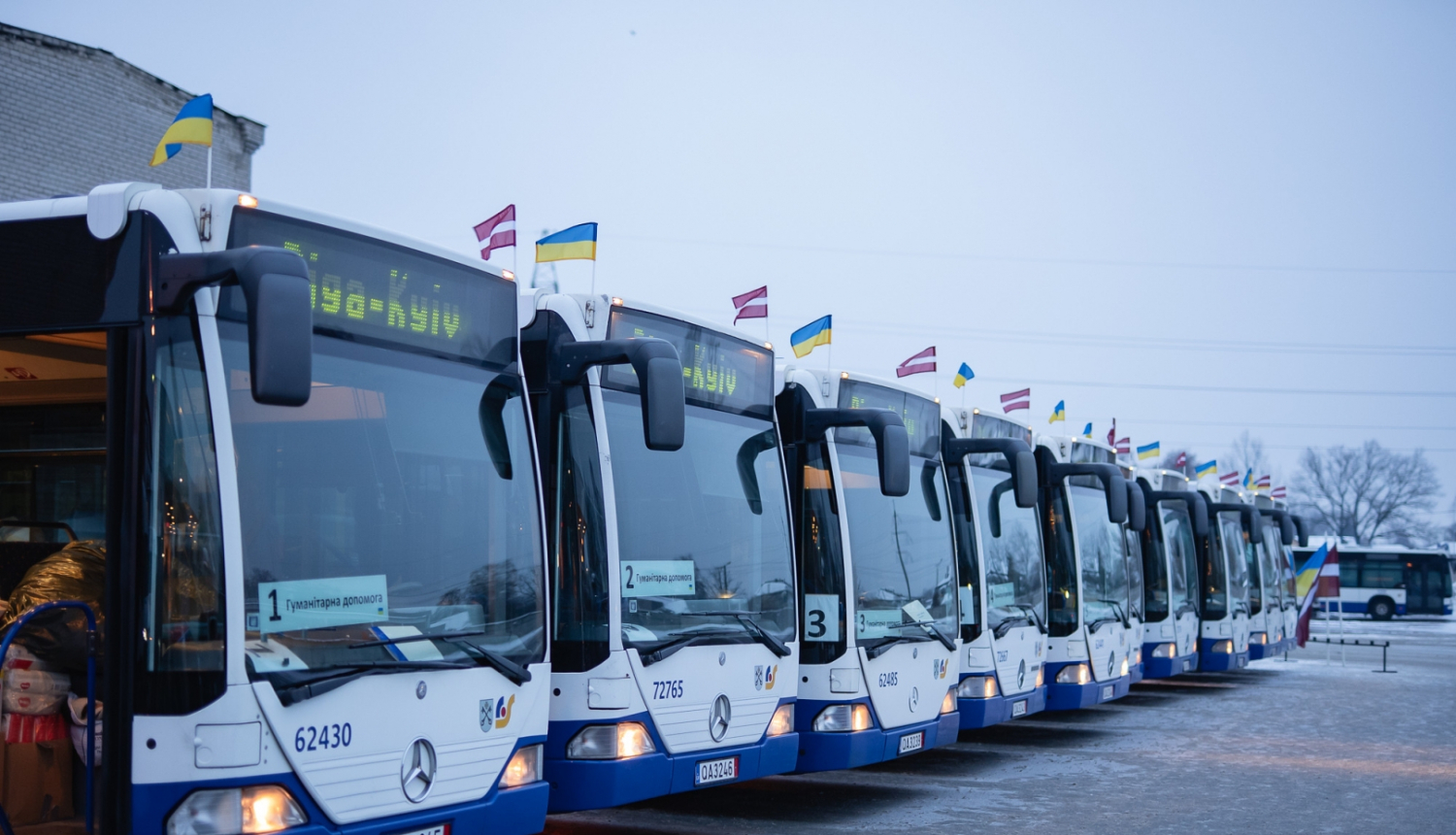 Autobusi ar Ukrainas un Latvijas karodziņiem