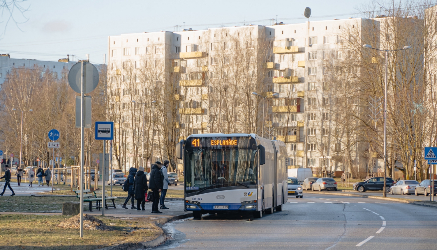 Autobuss pieturā uzņem pasažierus