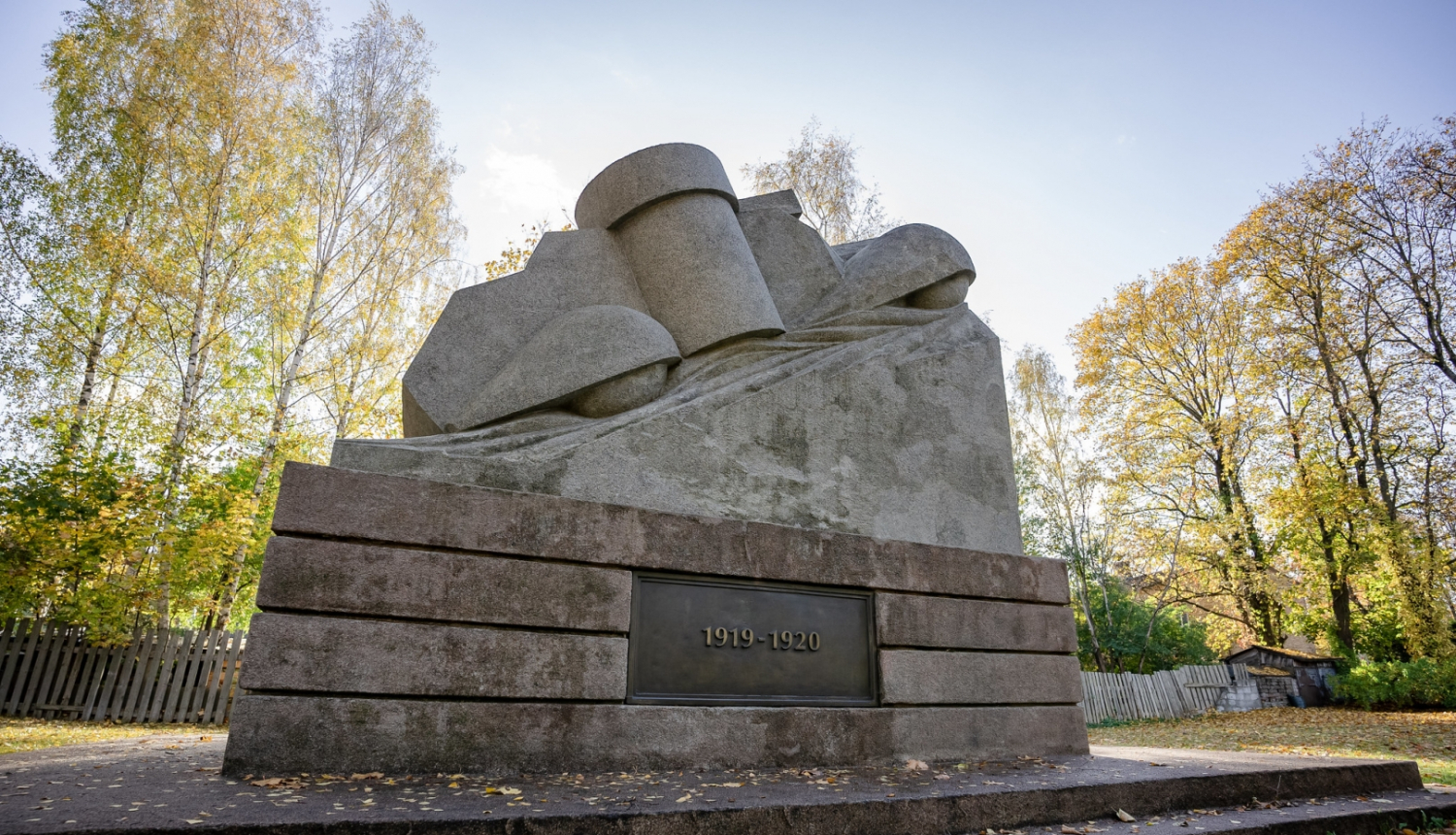 1.bruņotā diviziona karavīriem veltīts piemineklis