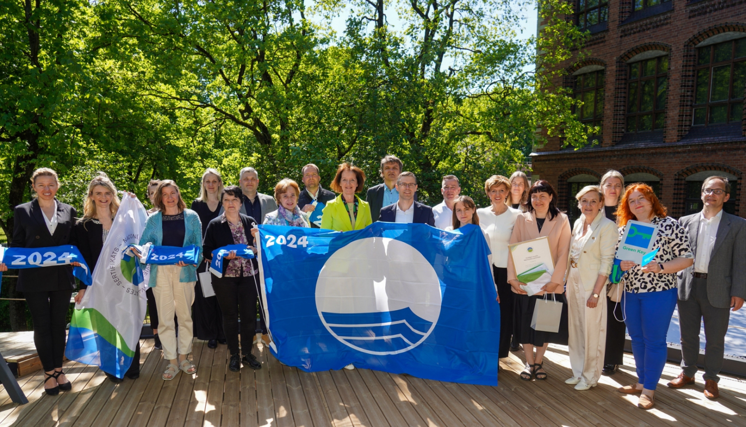 Cilvēki rokās tur zilo karogu