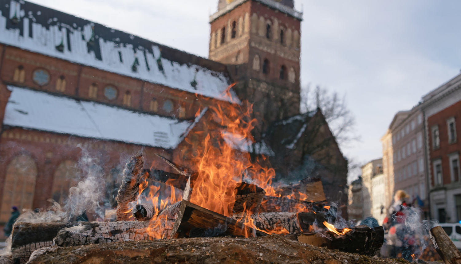 Barikāžu ugunskurs Doma laukumā