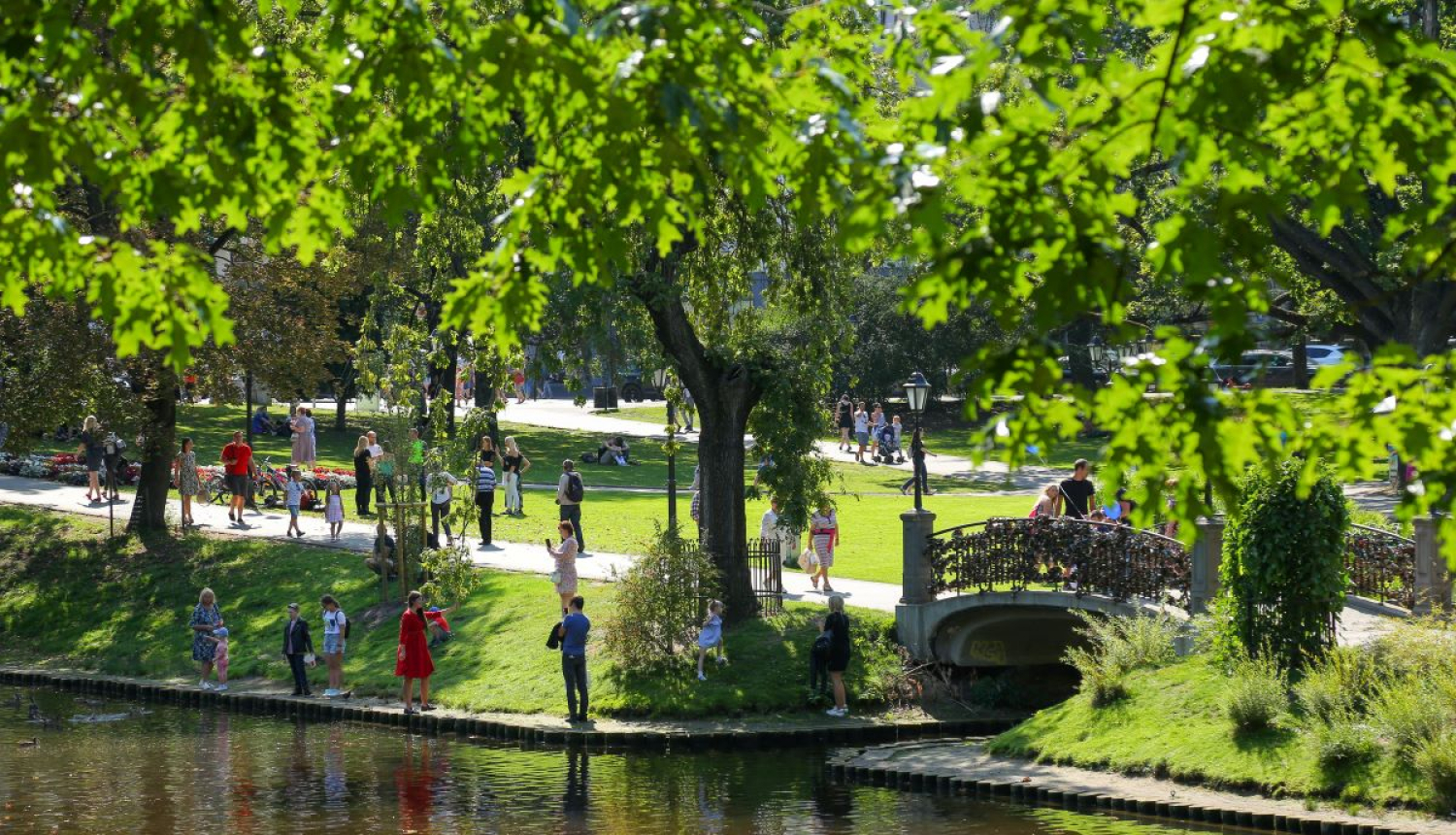 Bastejkalns, kanālmala