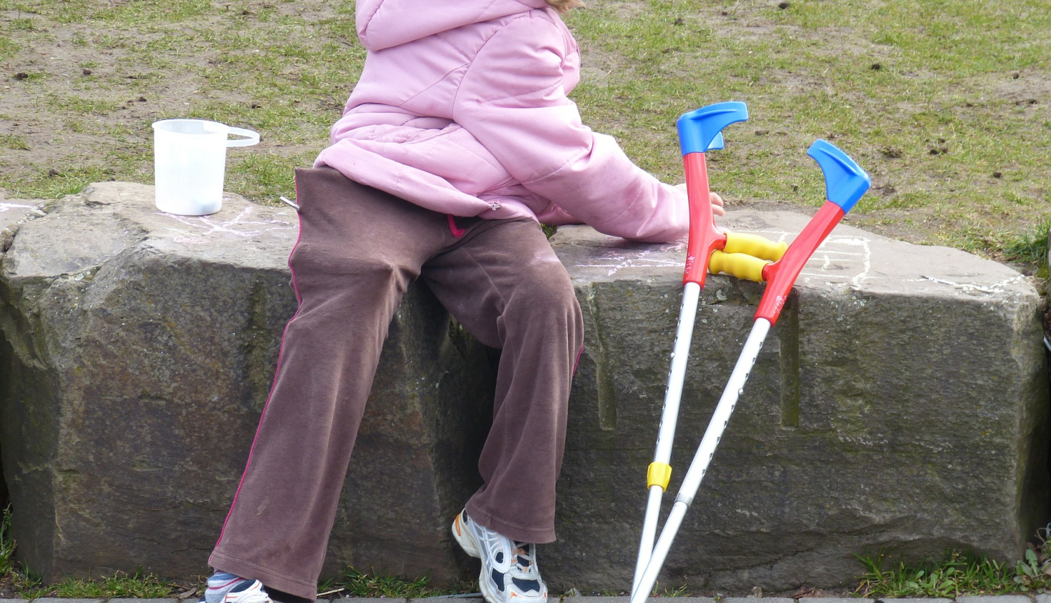 Bērns zīmē ar krītiņiem