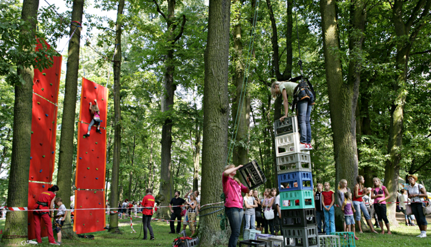 Bērni kāpj ar kalnā kāpšanas parīkojumiem