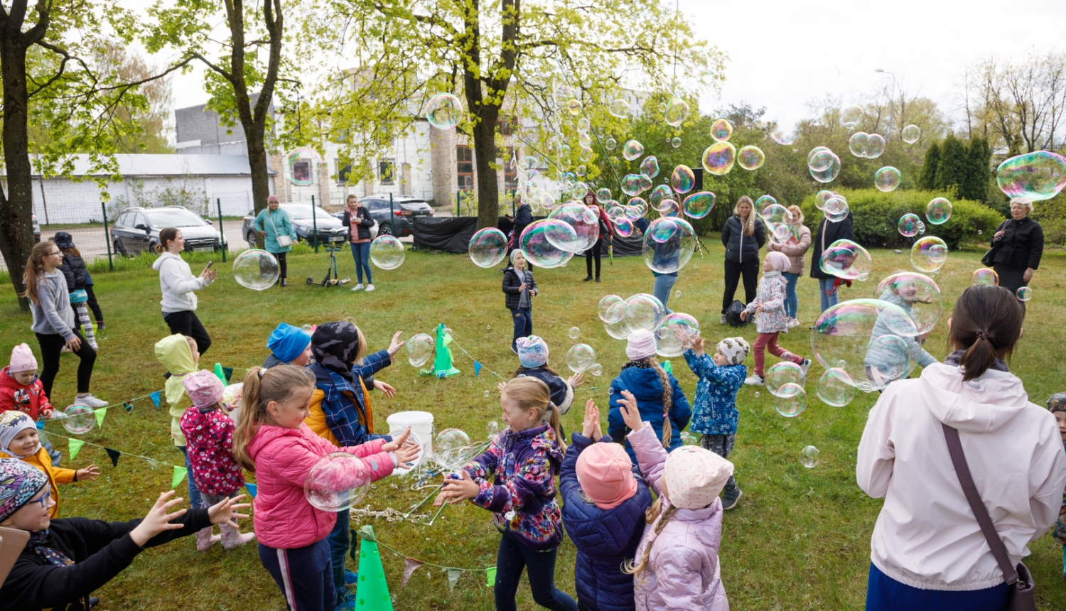 Bērni ķer burbuļus