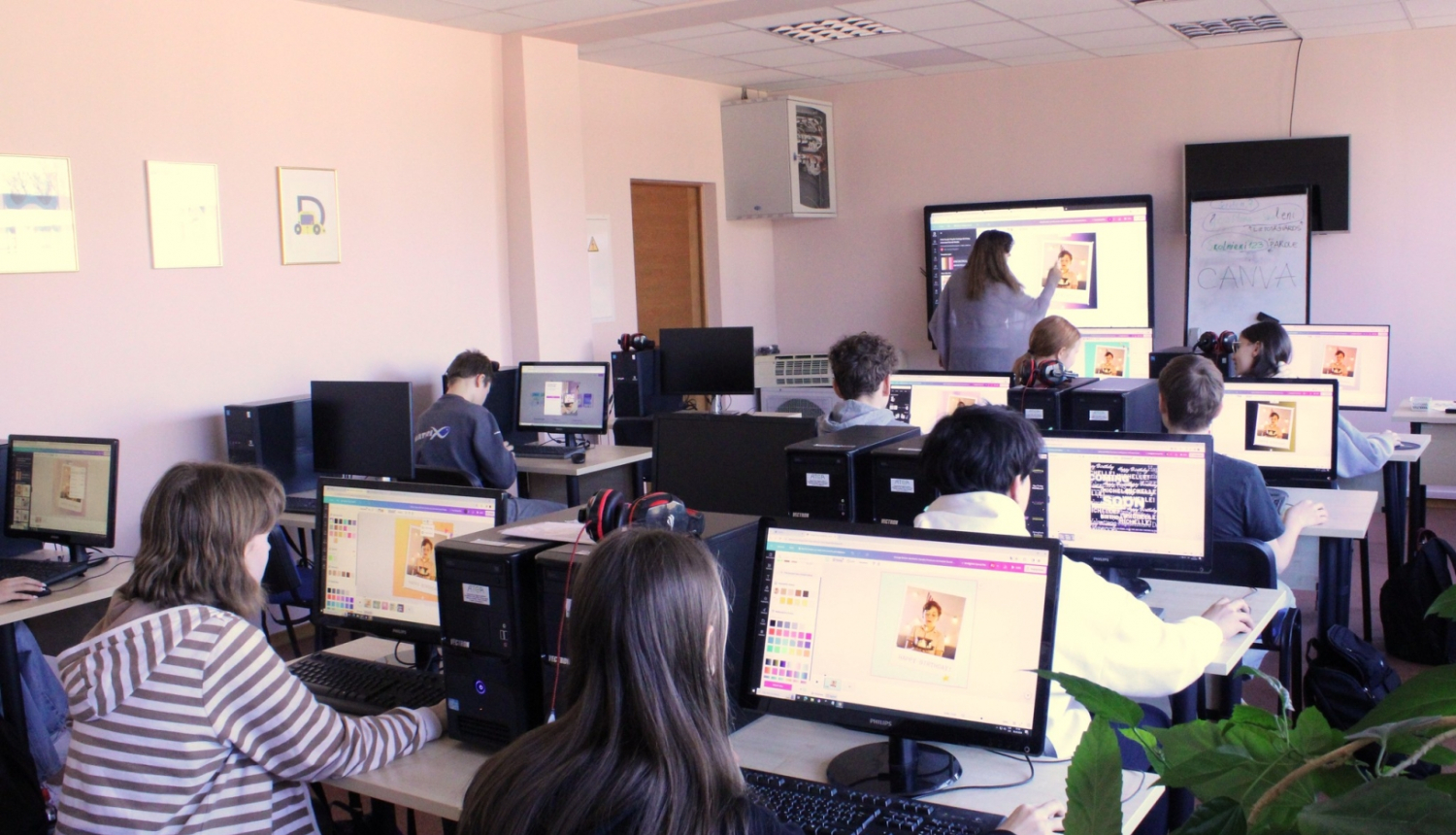 Bērni klasē mācās