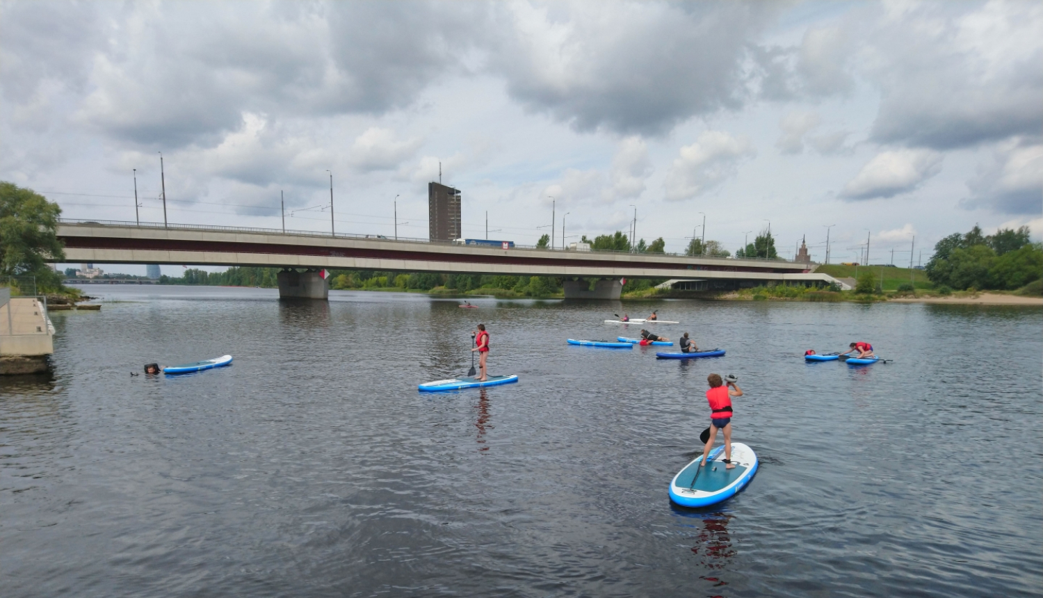 Bērni uz sup dēļiem