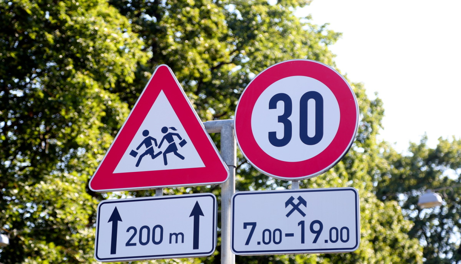 Ceļa zīme Uzmanību bērni