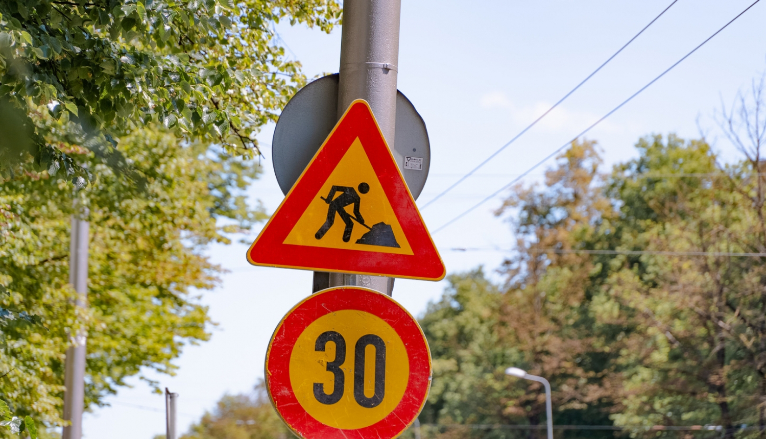 Ceļa zīme ielu remonts