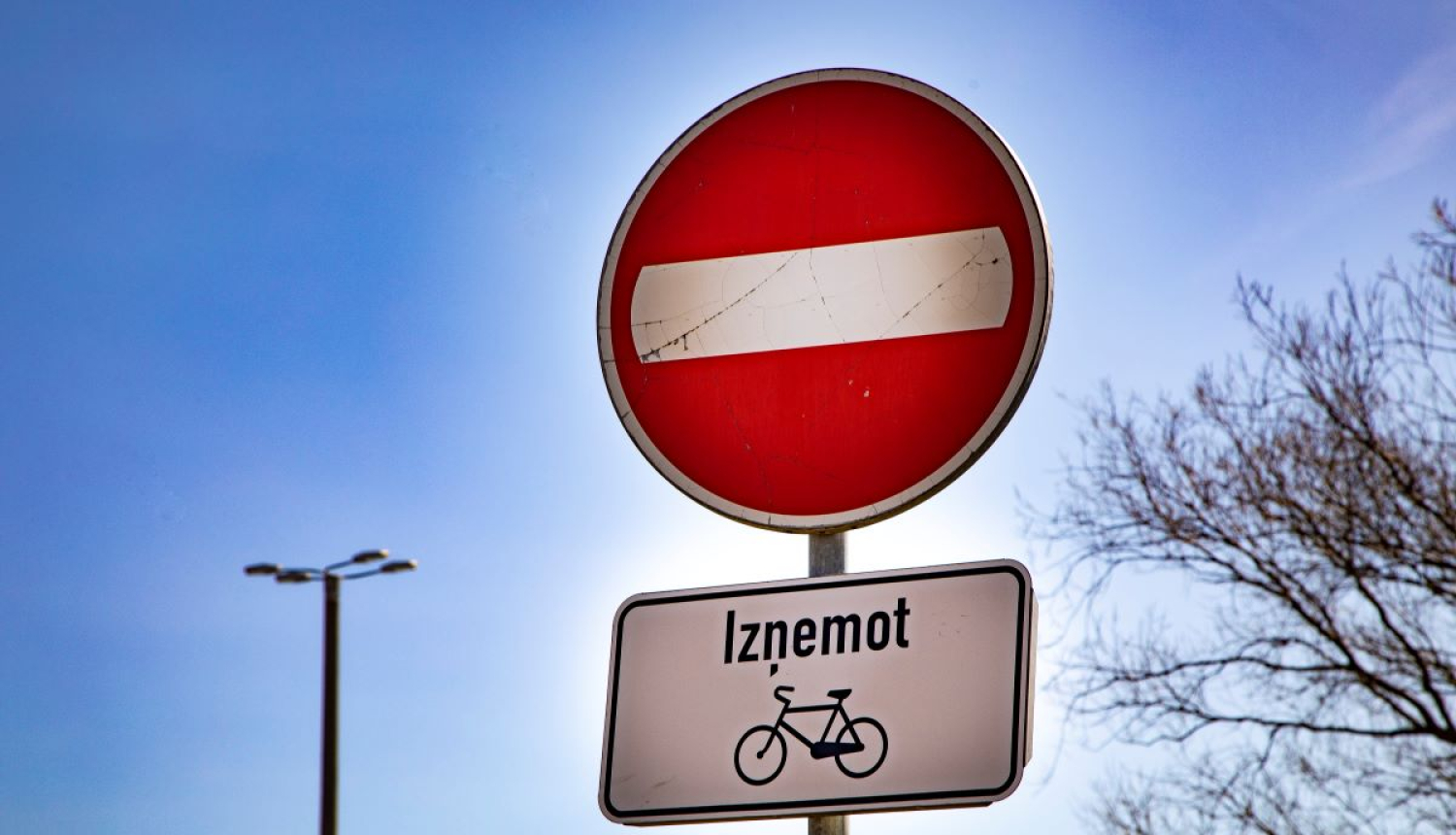 ceļa zīme iebraukt aizliegts