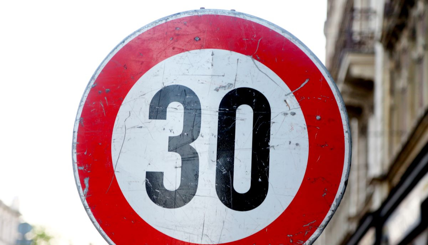Ceļa zīme atļautais ātrums30