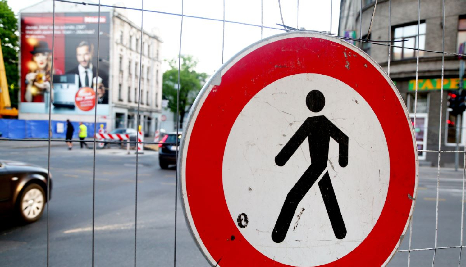 Ceļa zīme gājējiem iet aizliegts