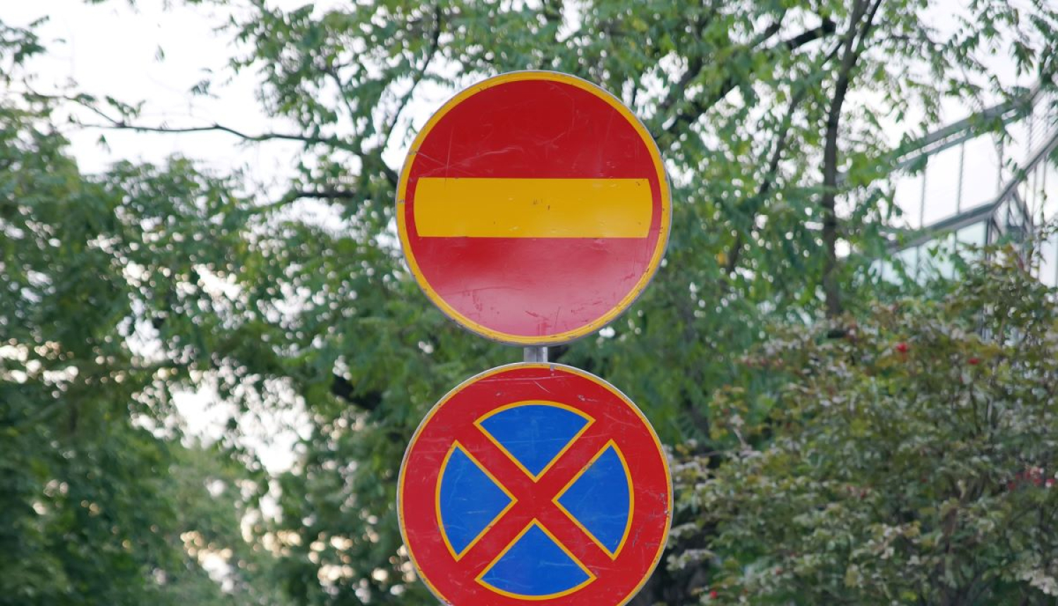 ceļa zīme braukt aizliegts