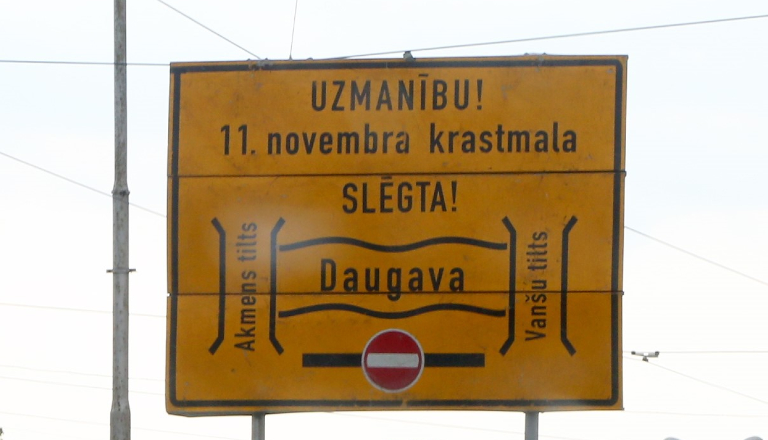 Ceļa zīme krastmala slēgta