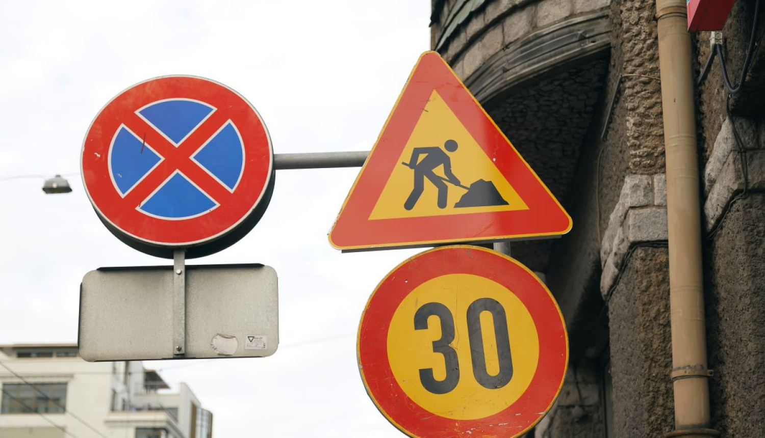 ceļa zīme ceļu remonts