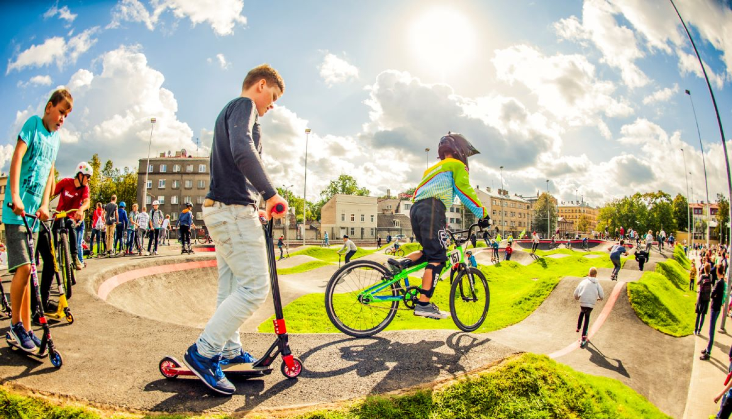 Bērni brauc ar velosipēdiem