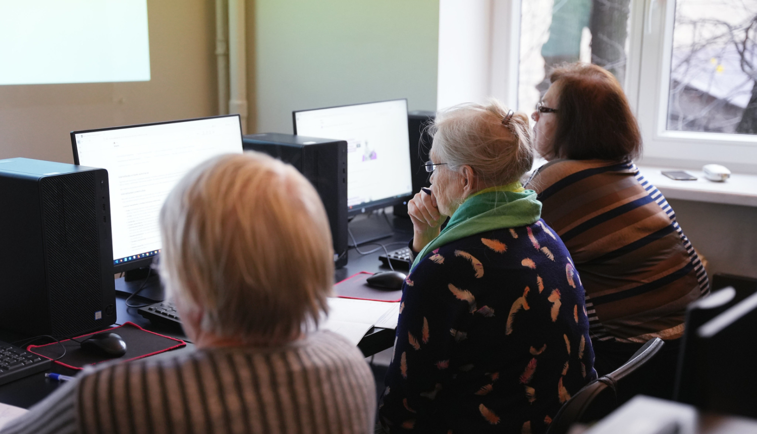 Cilvēki mācās pie datora