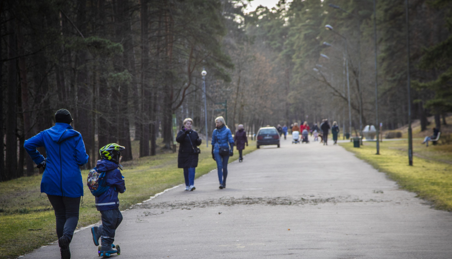 Cilvēki pastaigājas Mežaparkā