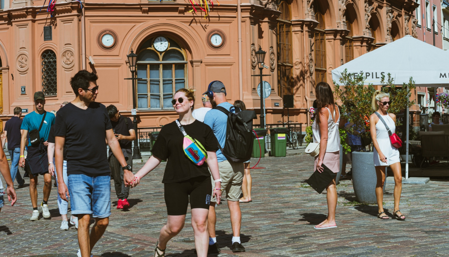 Cilveki pastaigajas Vecrīgā