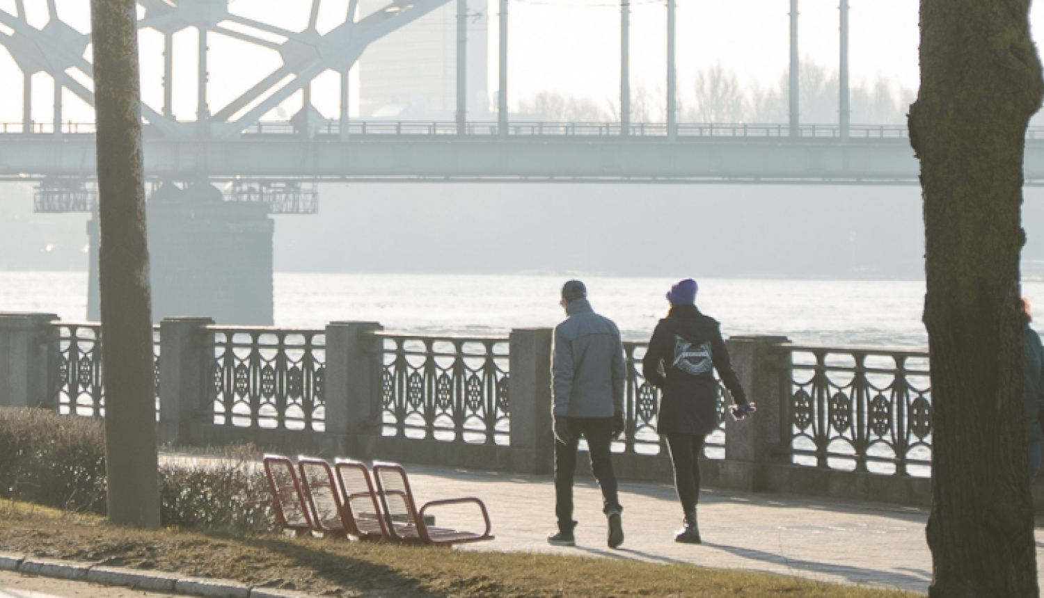 Cilveki pastaigājas