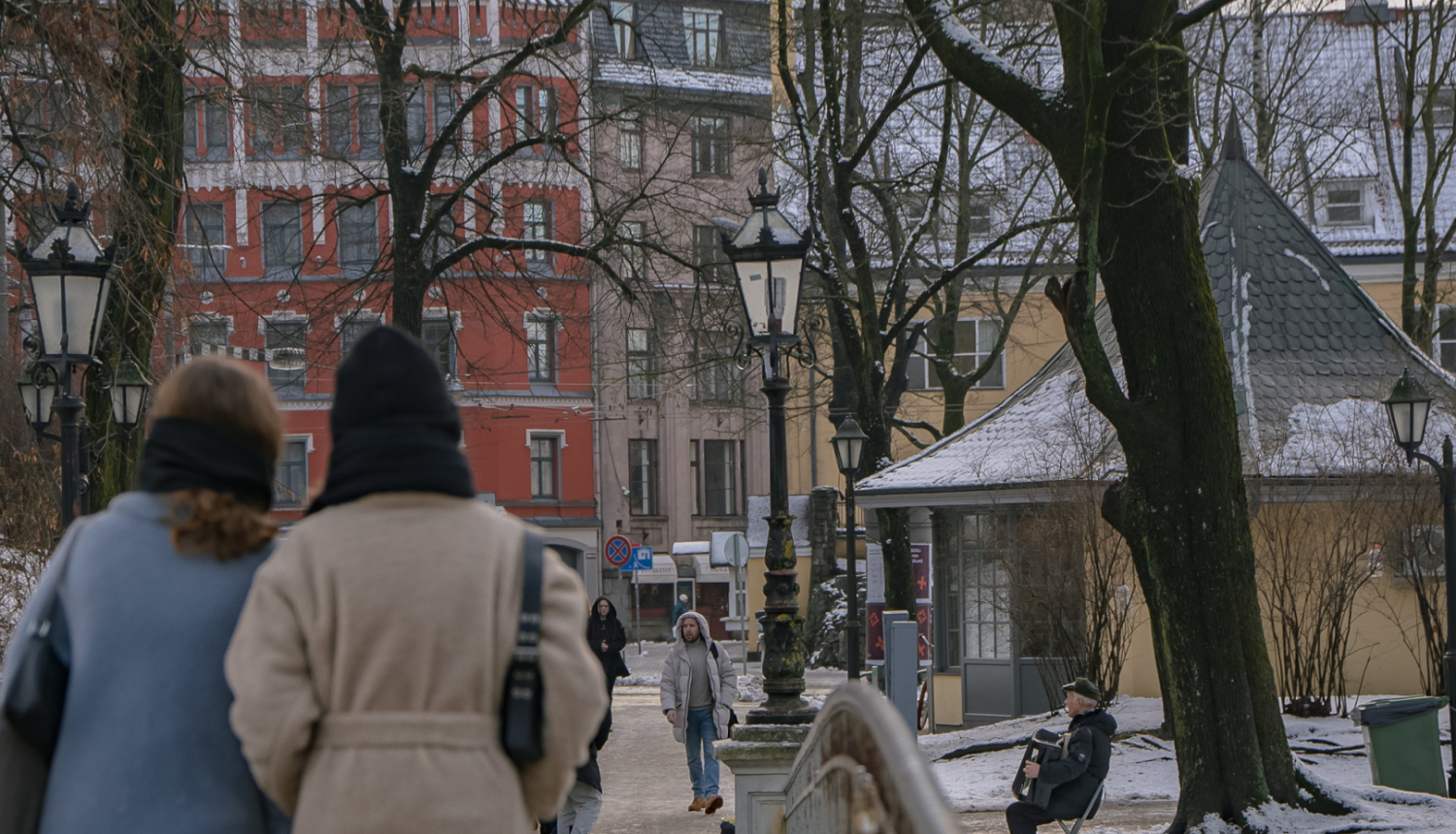 Cilvēki pastaigājas