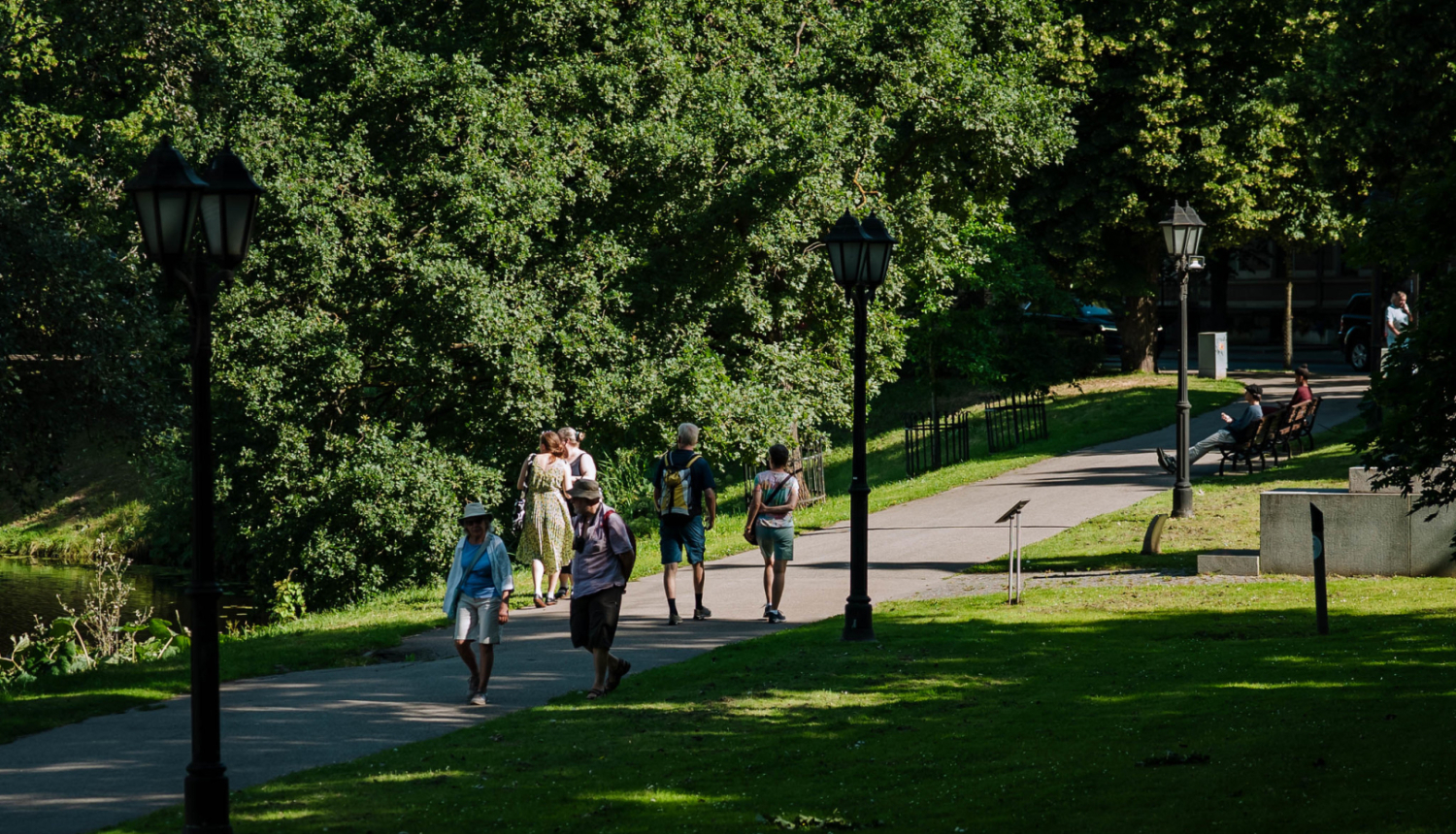 Cilvēki pastaigājas