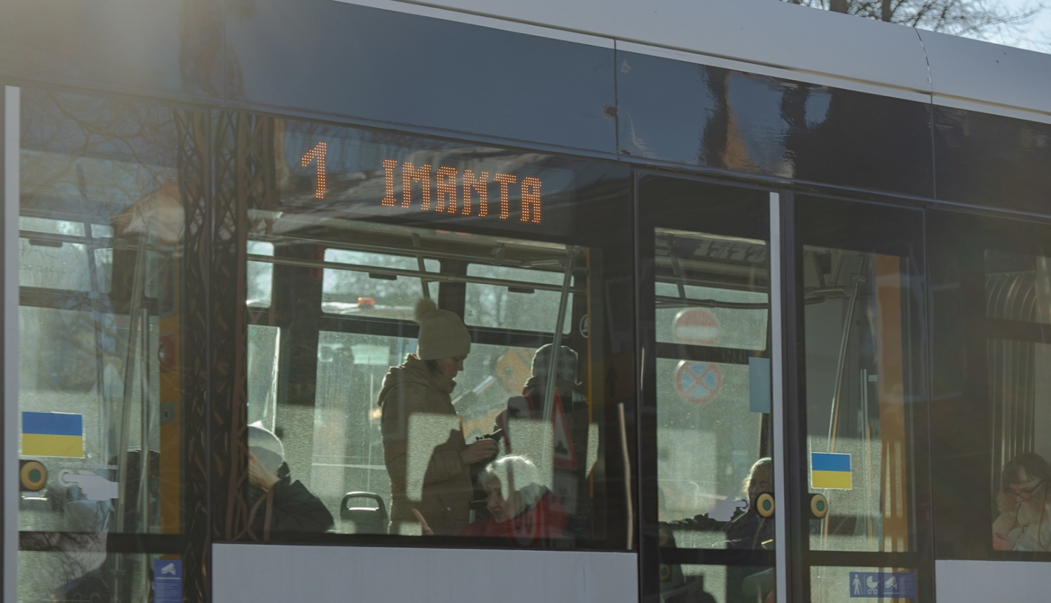 Cilvēki sabiedriskajā transportā