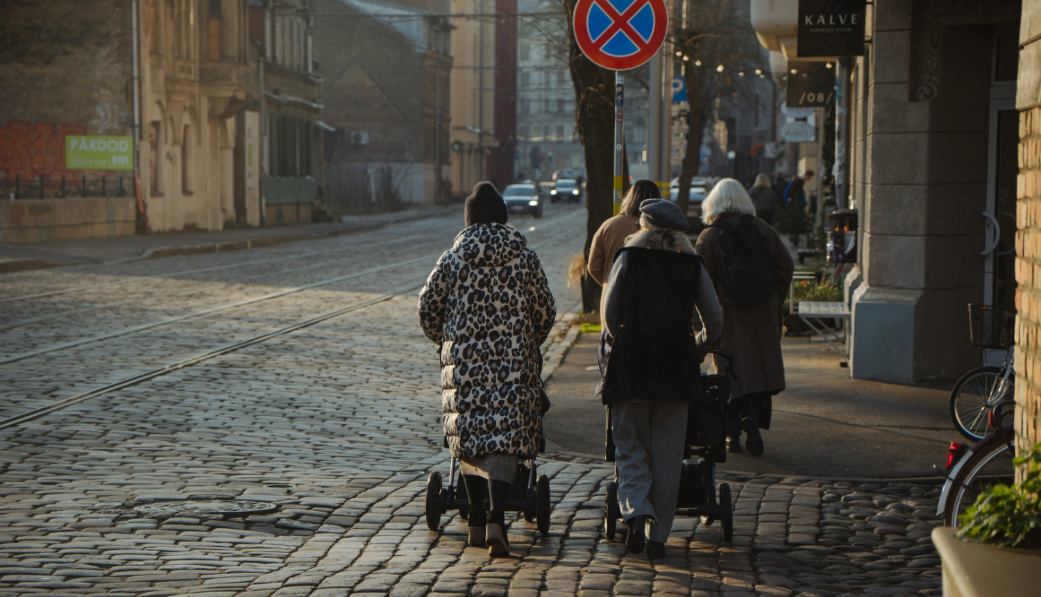 Cilvēki iet pa ielu