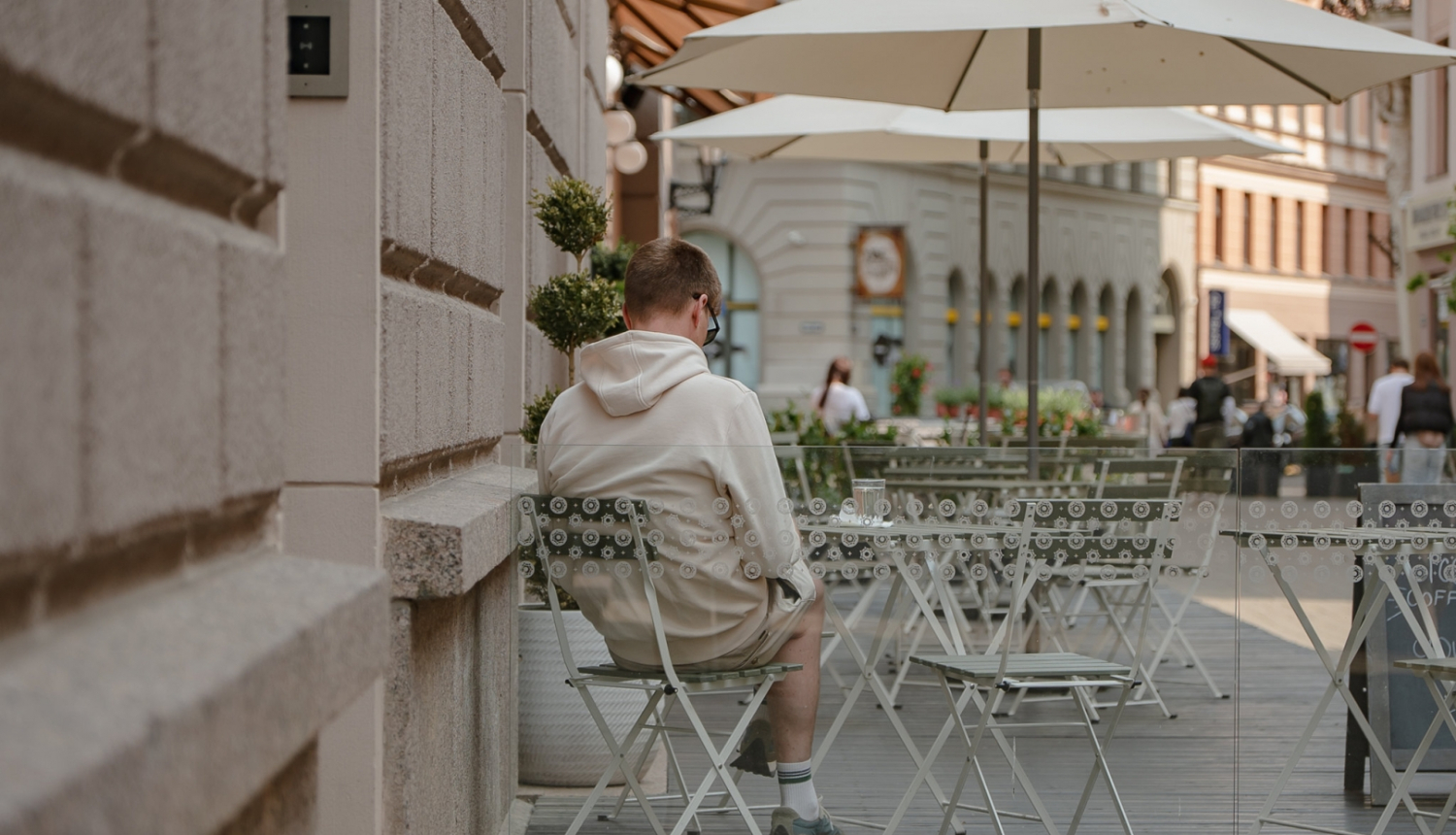 Cilvēks sēž kafejnīcā