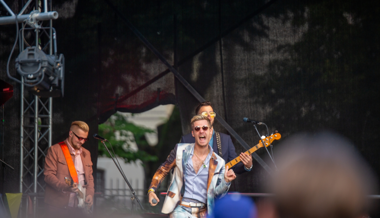 Citi zēni uzstājas