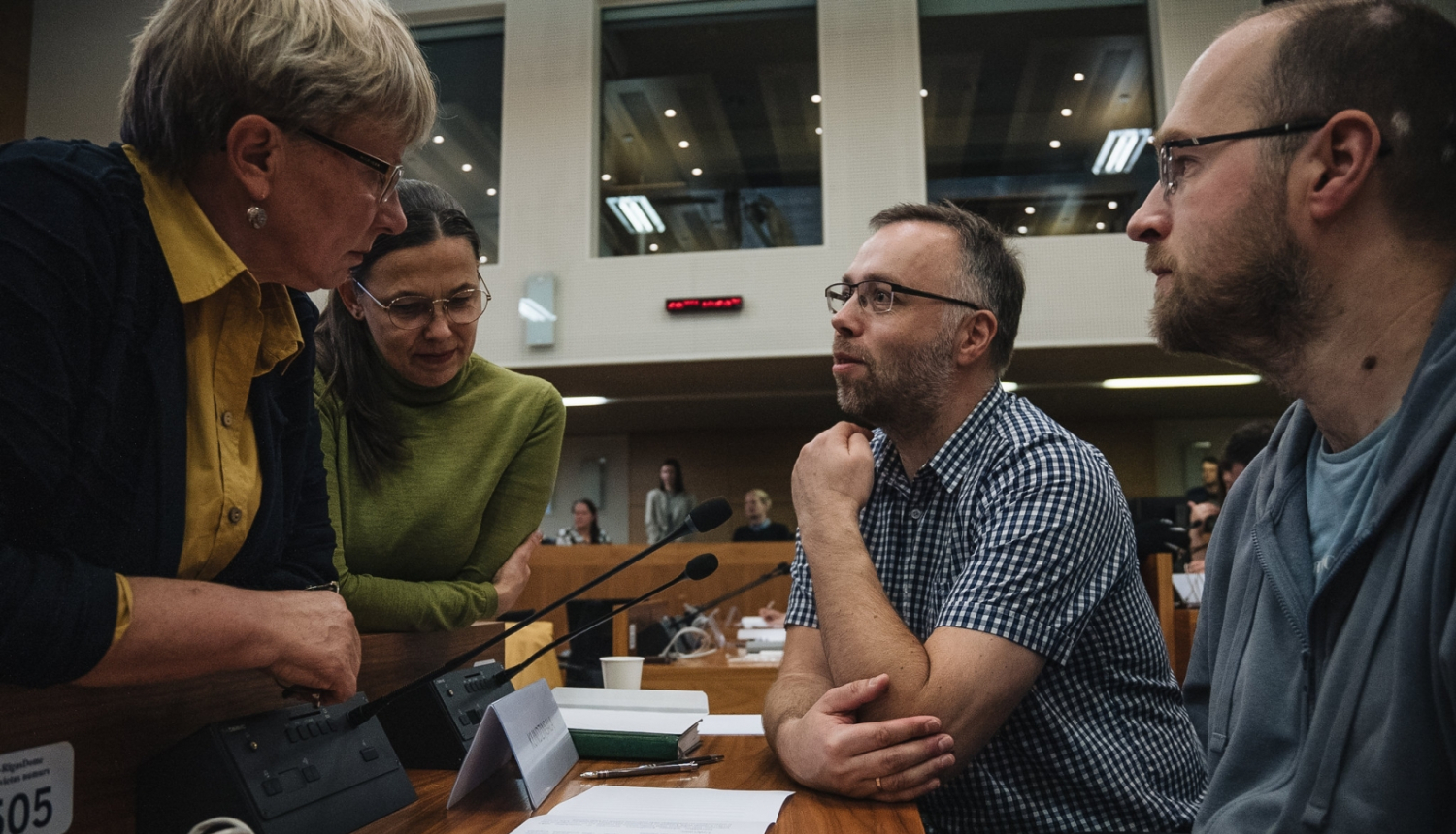 Cilvēki apspriežas