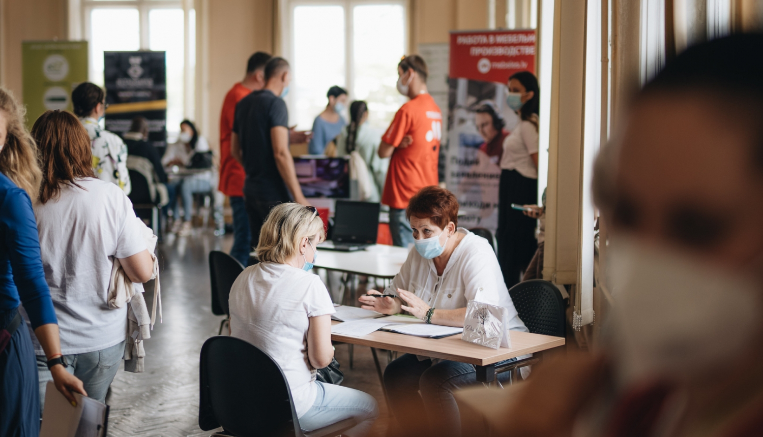 Cilvēki konsultējas par darba iespējām