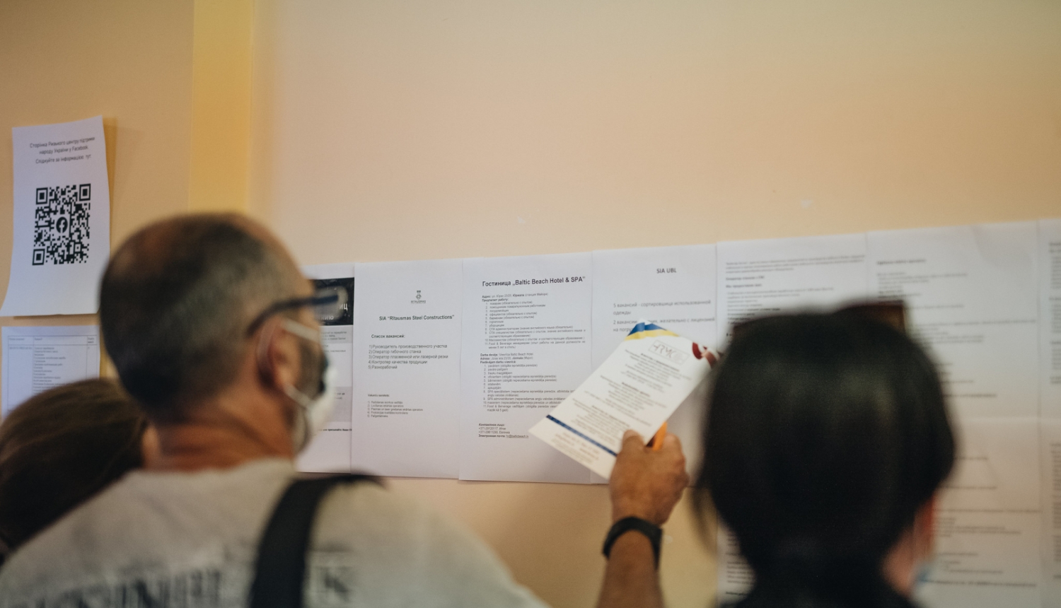 Cilvēki lasa vakanču sludinājumus