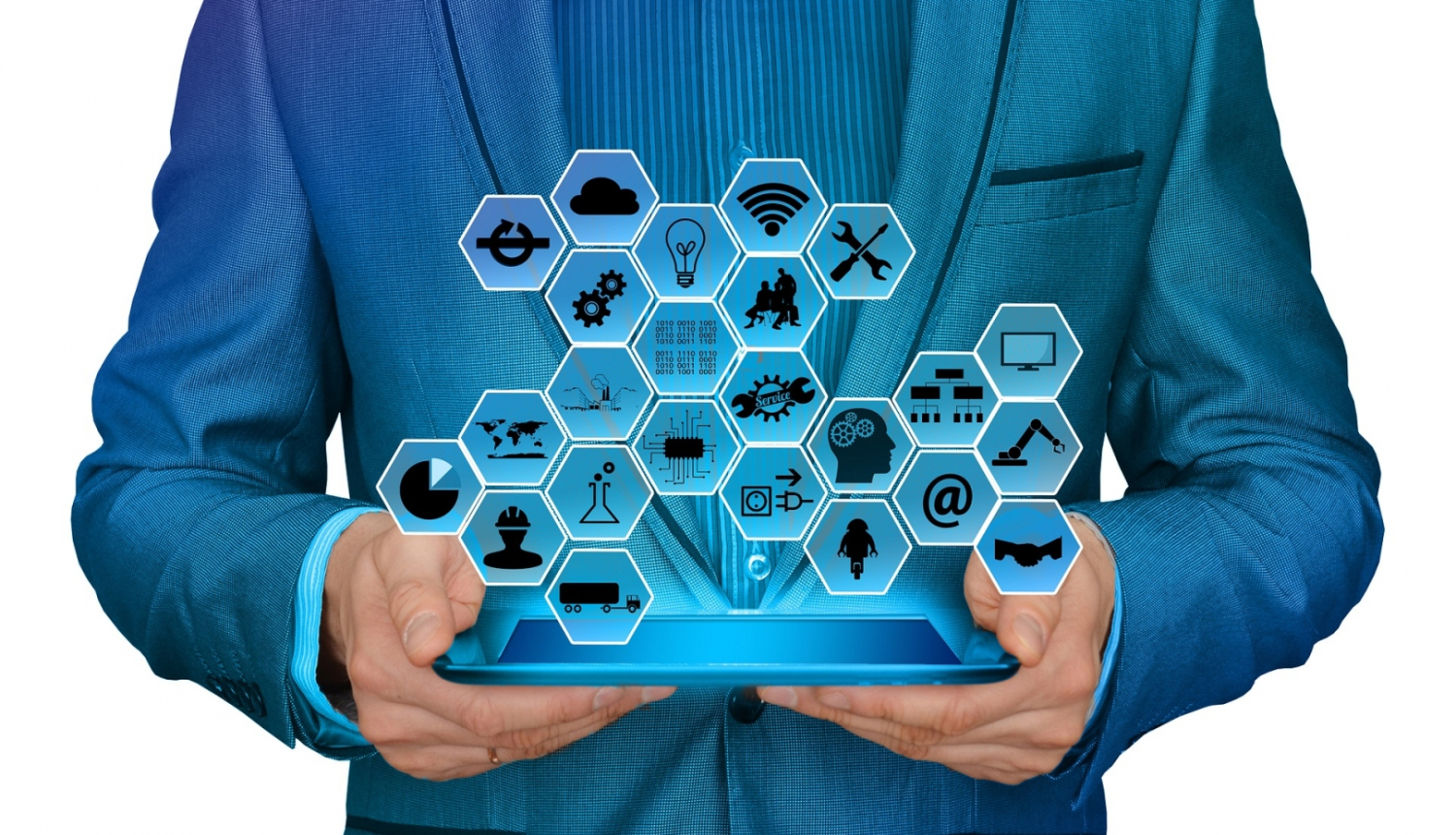 Cilvēks tur rokā planšeti