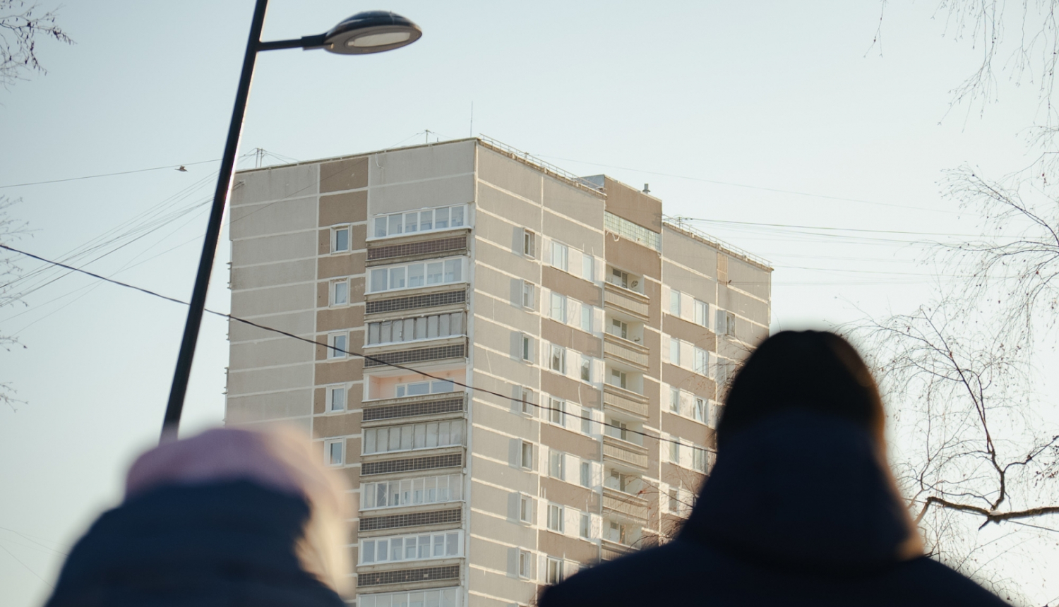 Daudzdzīvokļu māja ziemā