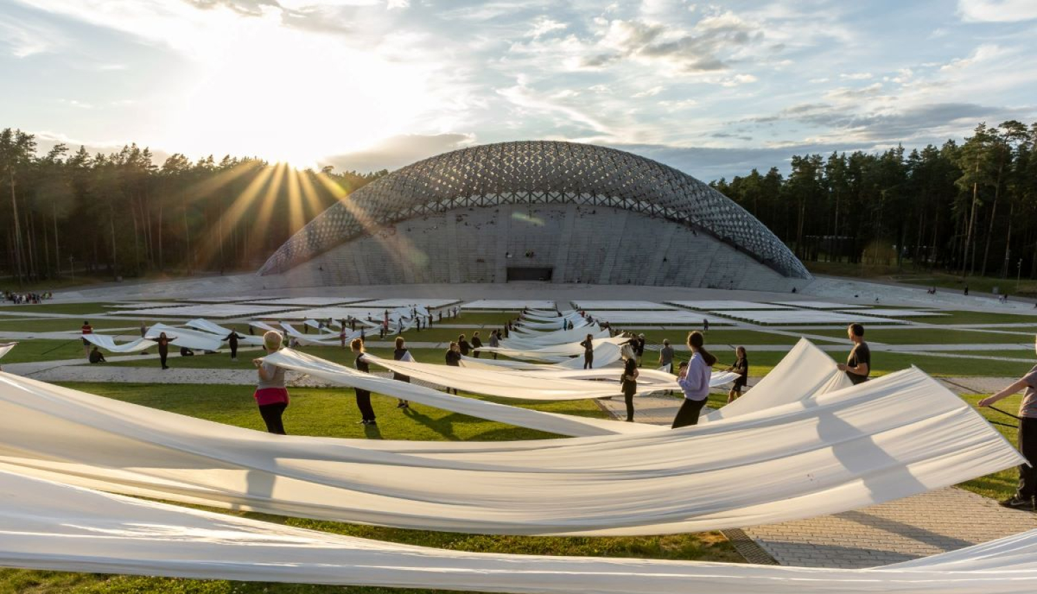 Koncertuzvedums “Dziesma dejo. Deja skan”