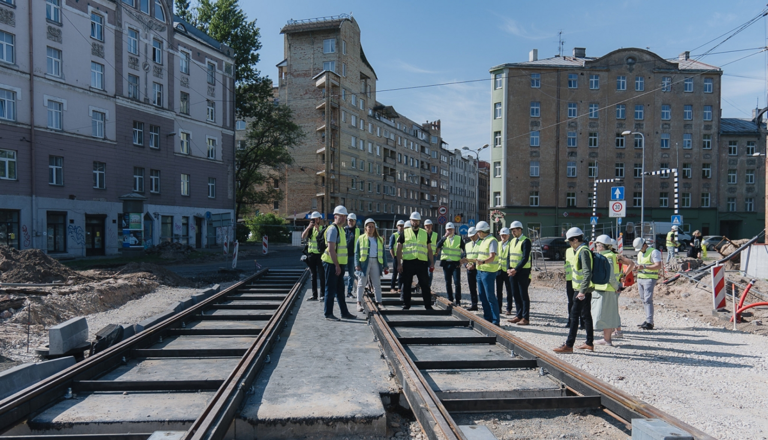 Domes vadība apskata Brasas tilta pārbuvi