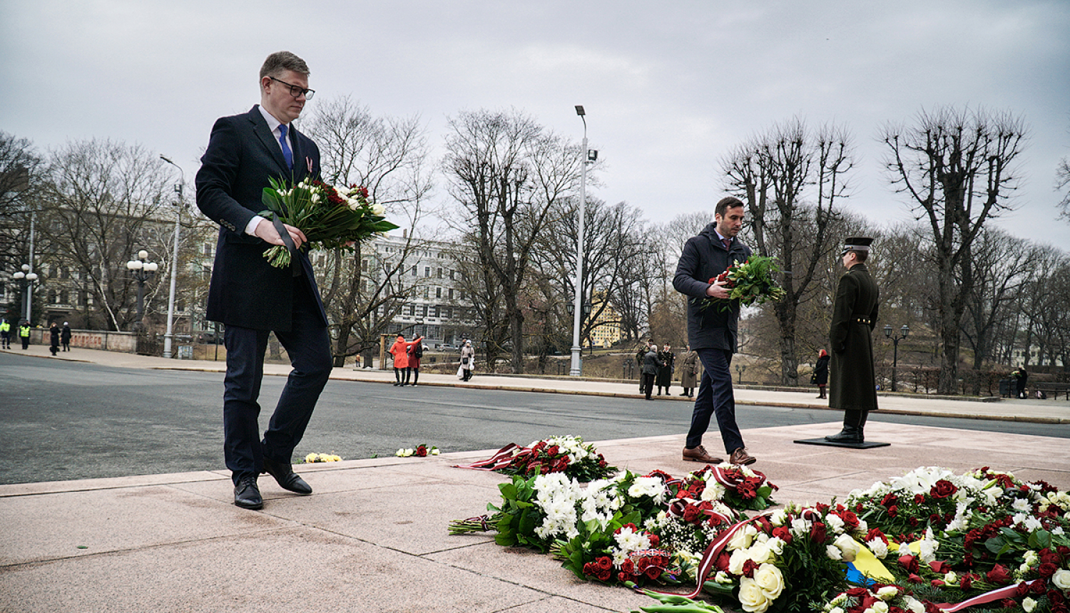 Rīgas domes priekšsēdētājs Mārtiņš Staķis un vicemērs Vilnis Ķirsis noliek ziedus pie Šķirotavas stacijas un Brīvības pieminekļa