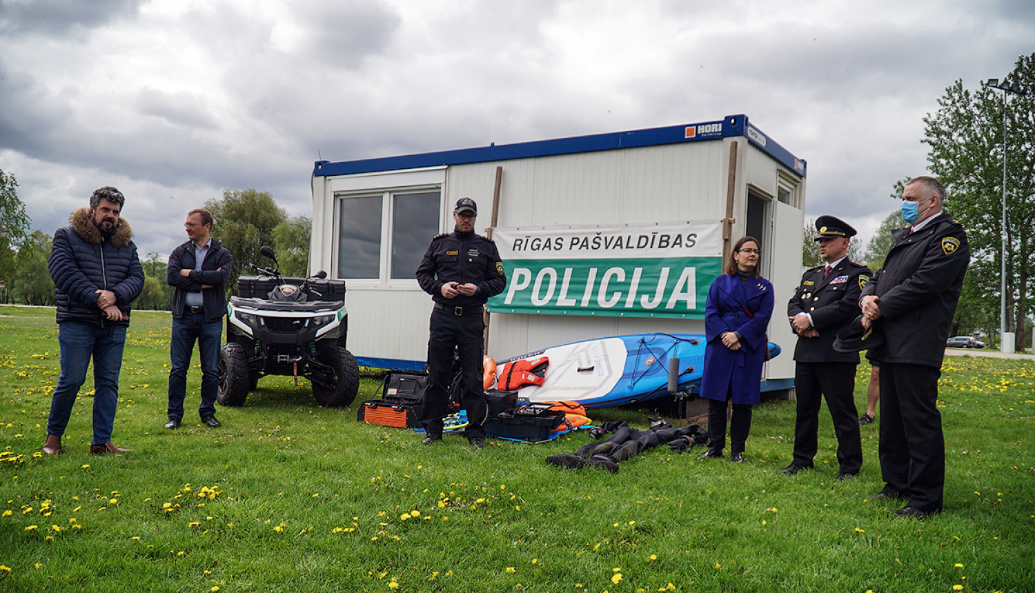 Rīgas domes priekšsēdētāja vietniece Linda Ozola un pašvaldības policijas darbinieki